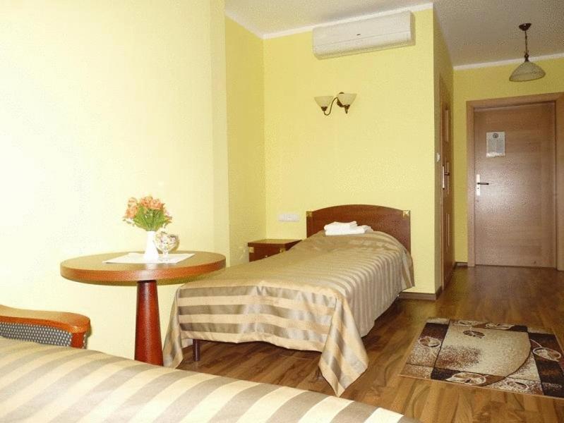 Zajazd Sokol Hotel Nienadowka Exterior photo