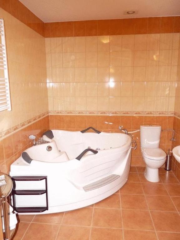 Zajazd Sokol Hotel Nienadowka Room photo